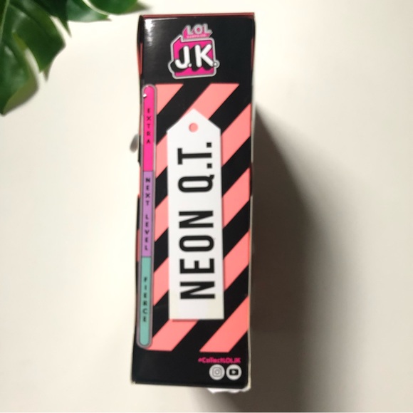 LOL SURPRISE JK Series 1 - Neon QT and Queen Bee NEW - Picture 4 of 5